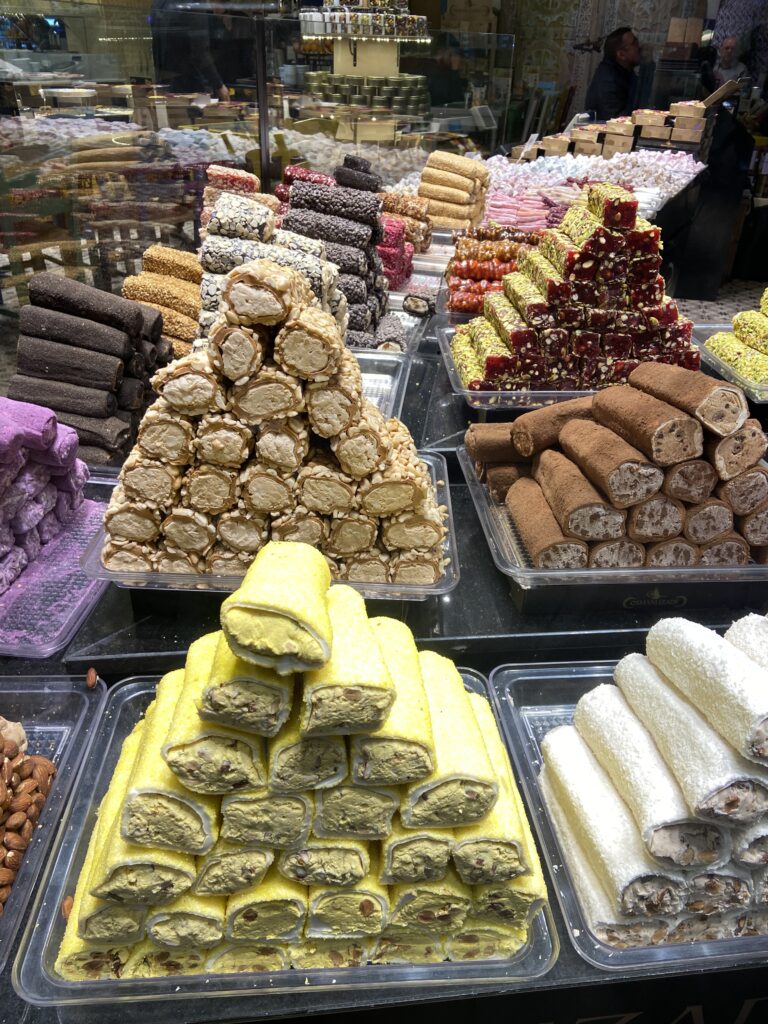 Il banco dei dolci turchi con baklava e paste di frutta secca