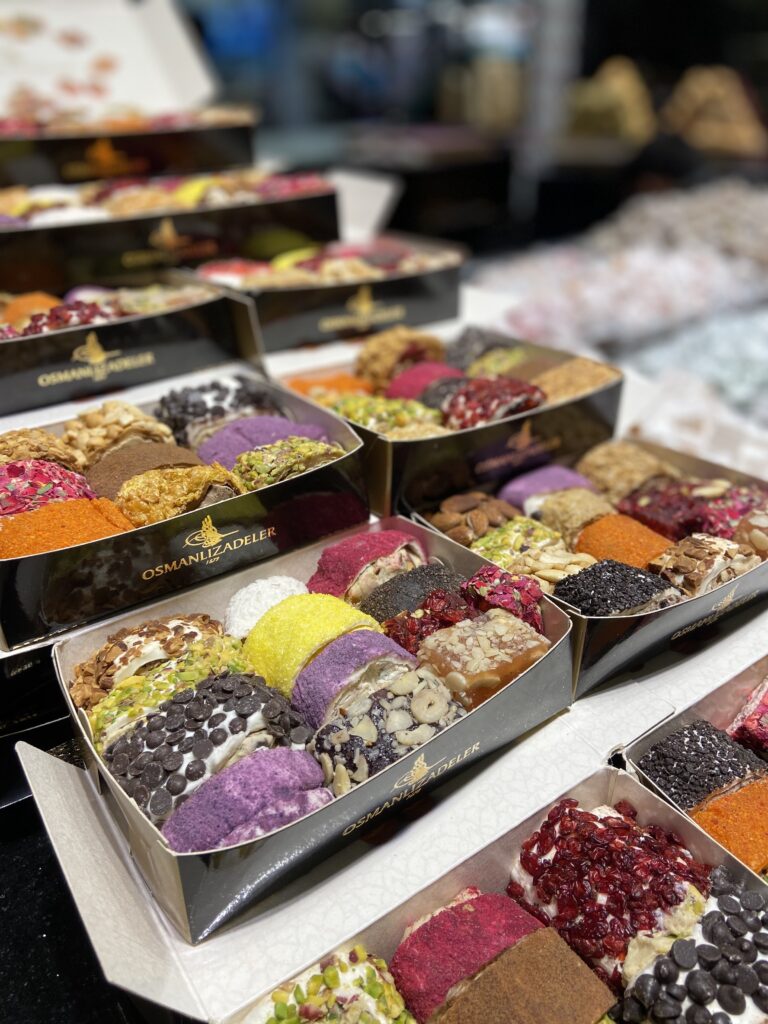 Vassoi di lokum e dolci turchi in tutti i colori