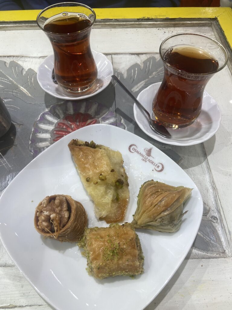 Un piatto di baklava servito con il tè turco