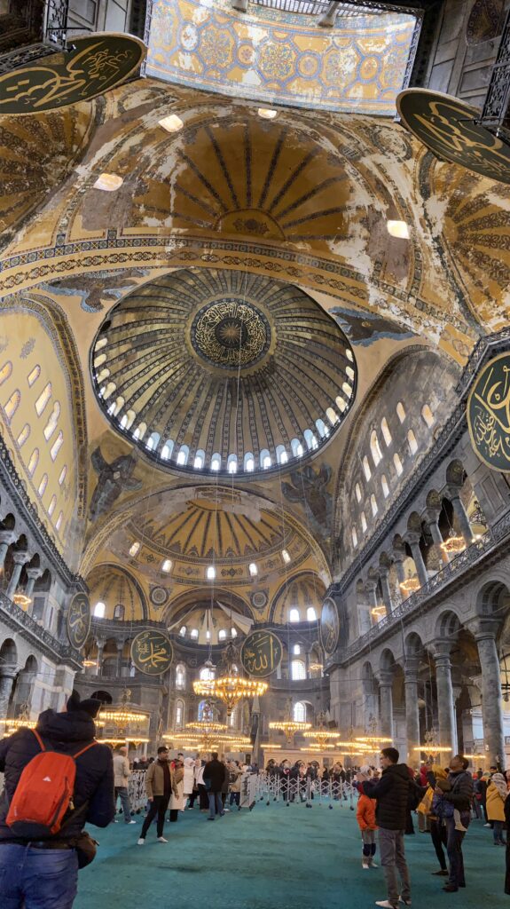 La cupola affrescata e le calligrafie all’interno di una moschea di Istanbul