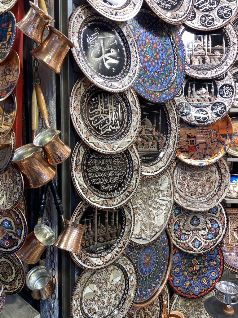 Piatti in ceramica decorati e teiere tradizionali in una bottega del bazar