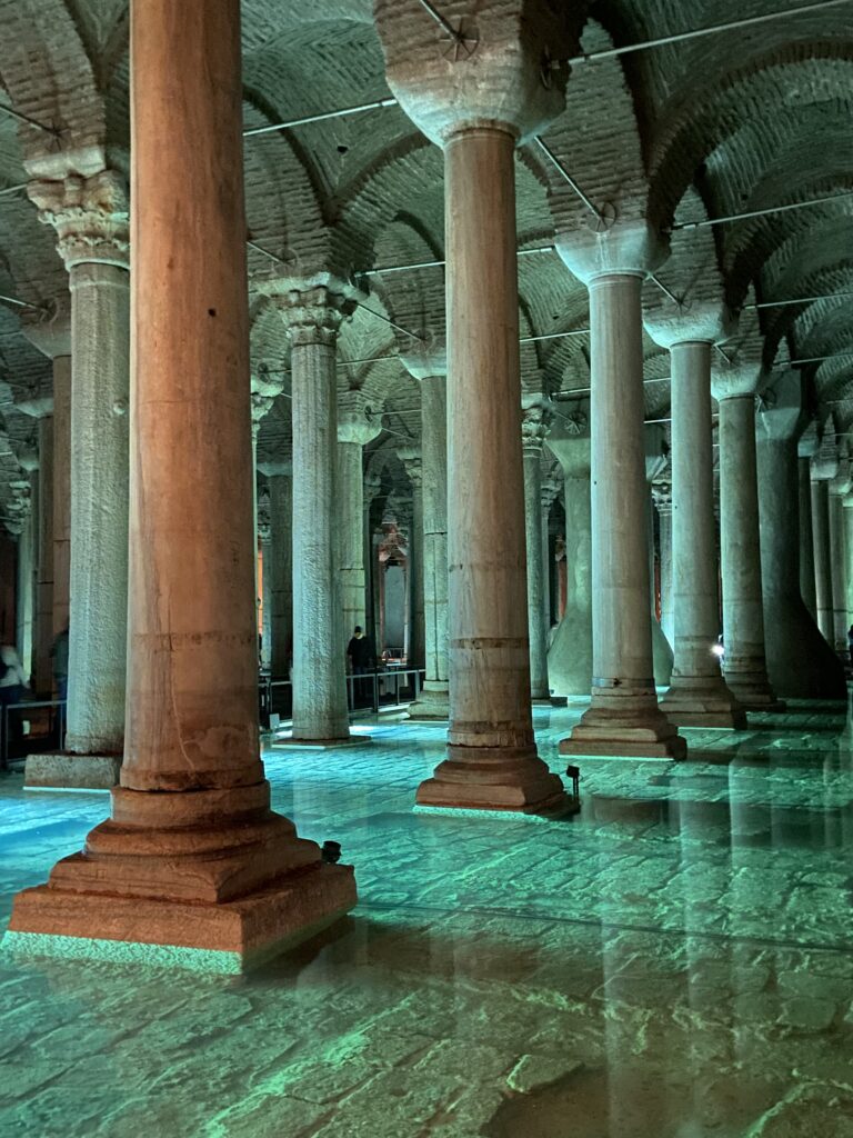 Le colonne illuminate della Cisterna Basilica di Istanbul