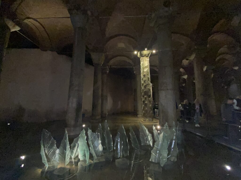 L’interno della Cisterna Basilica, con le colonne riflesse nell’acqua