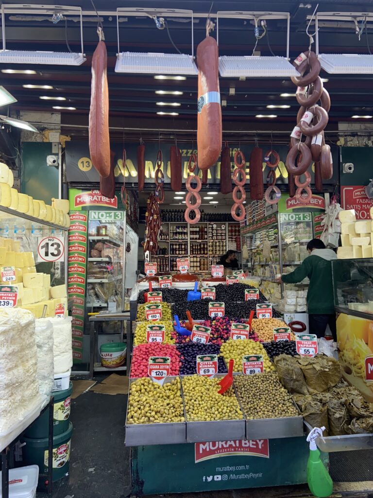 Una bottega del bazar di Istanbul con spezie, dolci e prodotti tipici