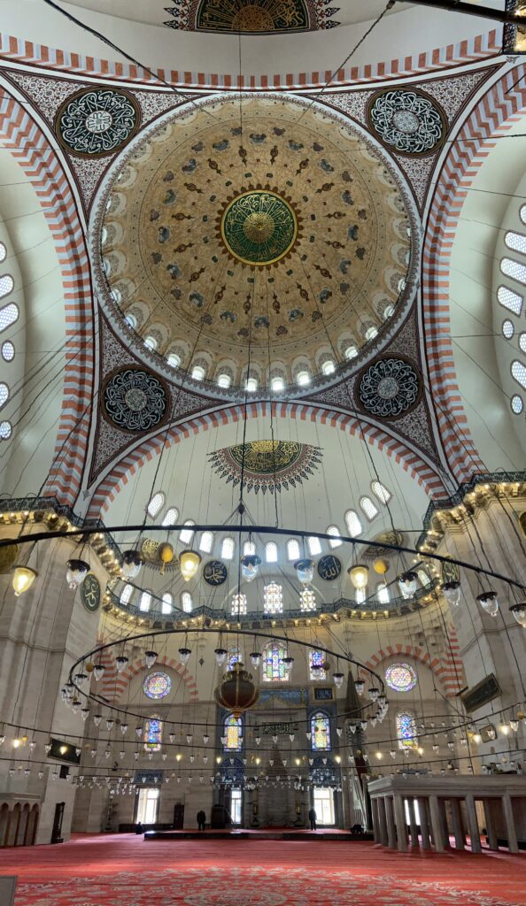 Le decorazioni geometriche della cupola di una moschea di Istanbul