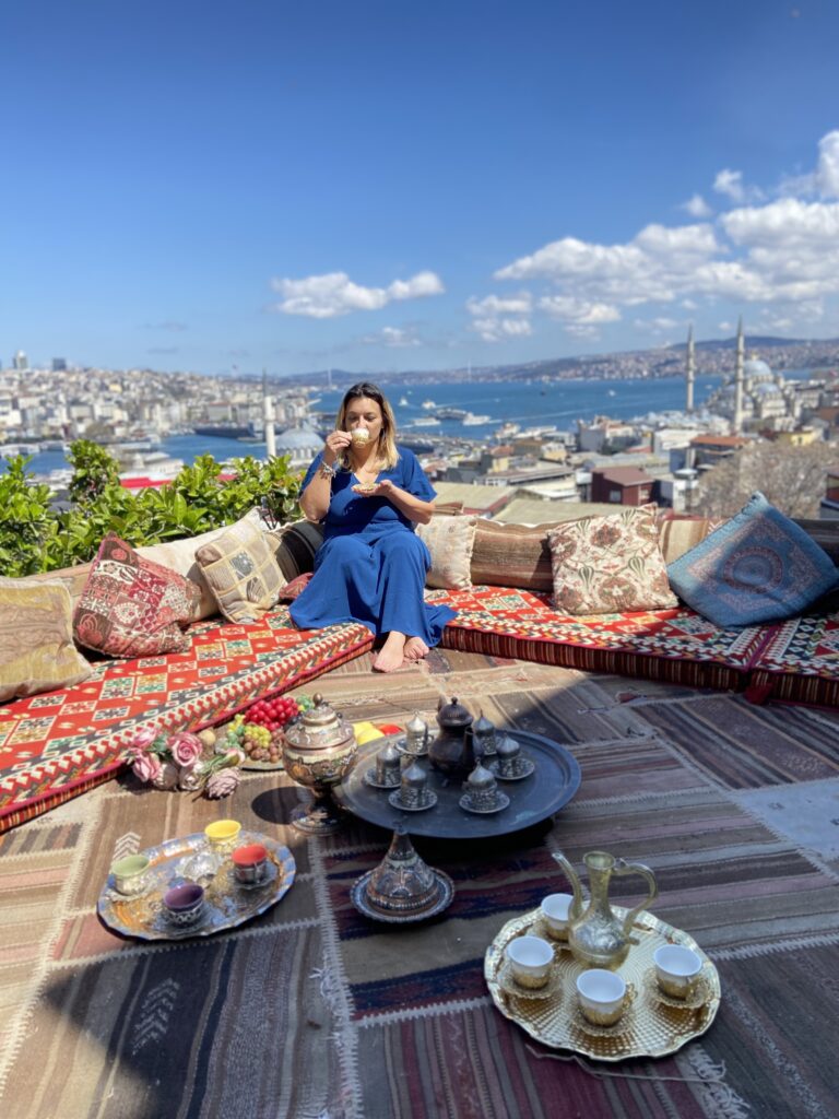 La terrazza di un locale con cuscini e tappeti e la vista sul Corno d’Oro
