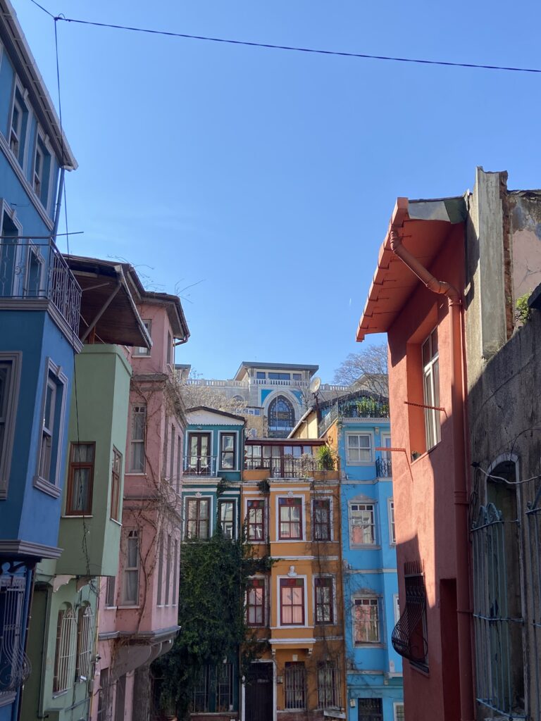 Le case in legno colorate di un quartiere storico di Istanbul