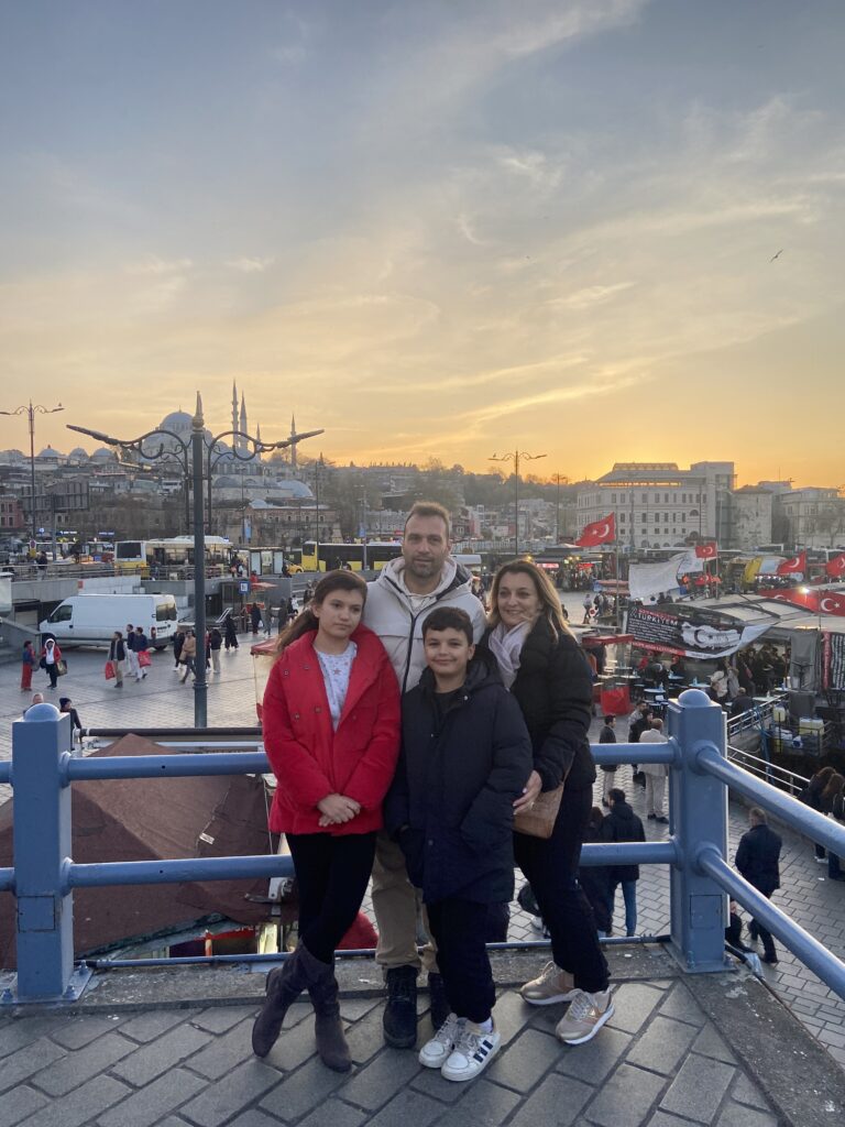 La nostra famiglia sul ponte di Galata, con Istanbul al tramonto alle spalle