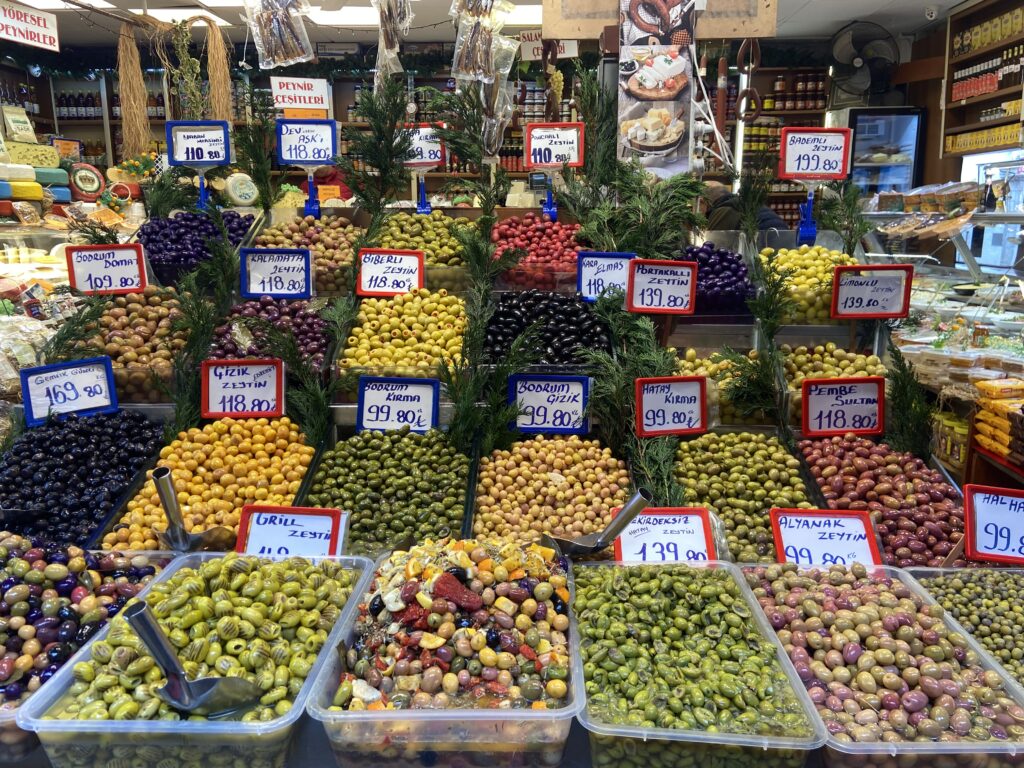 Il banco di frutta secca e dolci turchi al mercato di Istanbul