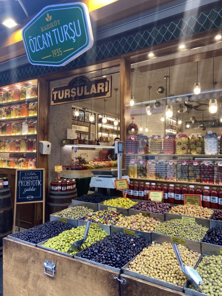 L’interno di una bottega di dolci turchi a Istanbul