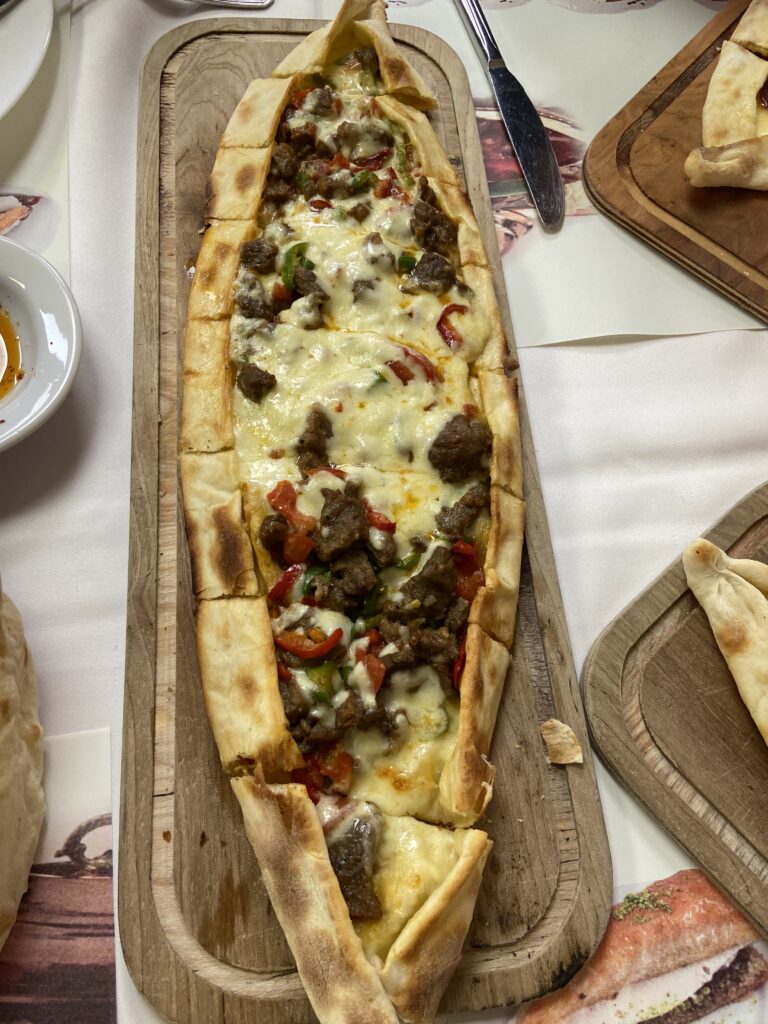 Una pide appena sfornata, la pizza turca